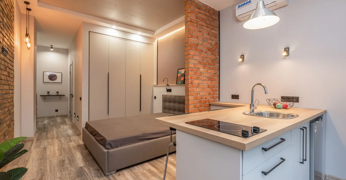 Studio chic et contemporain avec des éléments de design épurés et un agencement confortable.