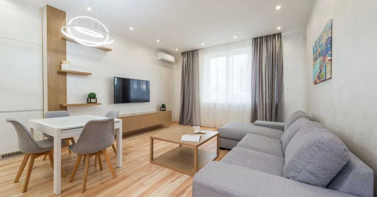 Salon moderne lumineux et spacieux avec décoration minimaliste et parquet.