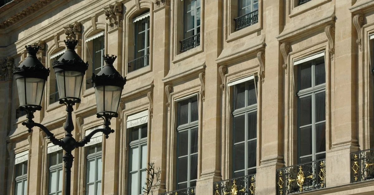 Architecture européenne classique avec des lampadaires sculptés et une façade détaillée. Parfait pour les thèmes urbains et architecturaux.
