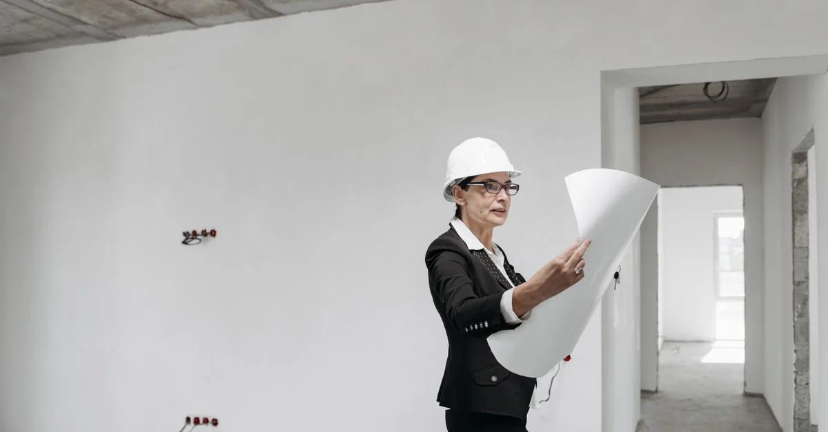 Architecte professionnelle examinant des plans de construction dans un bâtiment moderne